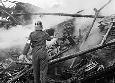 128567 Afbeelding van het blussen van de brand in de voor sloop bestemde pannenloodsen van van de voormalige ...